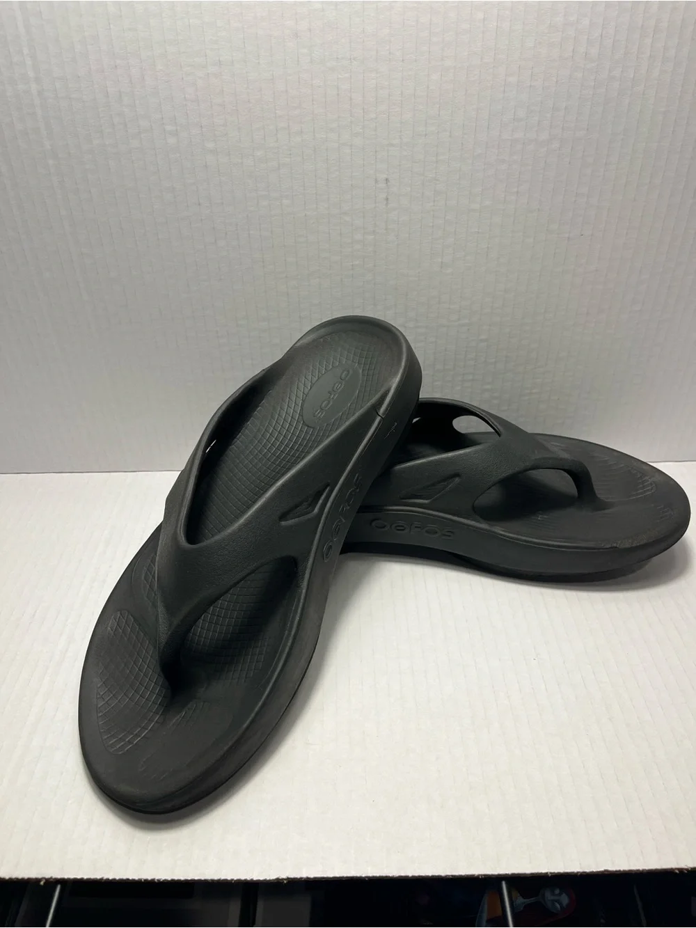 OOFOS Black Comfort Flip Flops M8-W10